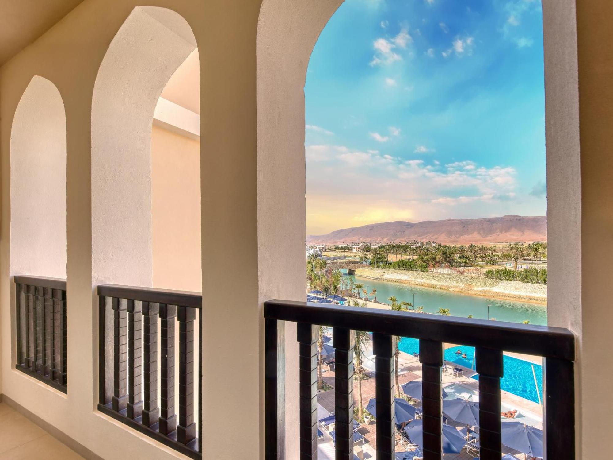 Fanar Hotel & Residences Салала Экстерьер фото View from the balcony of a suite at the Hilton Palm Springs