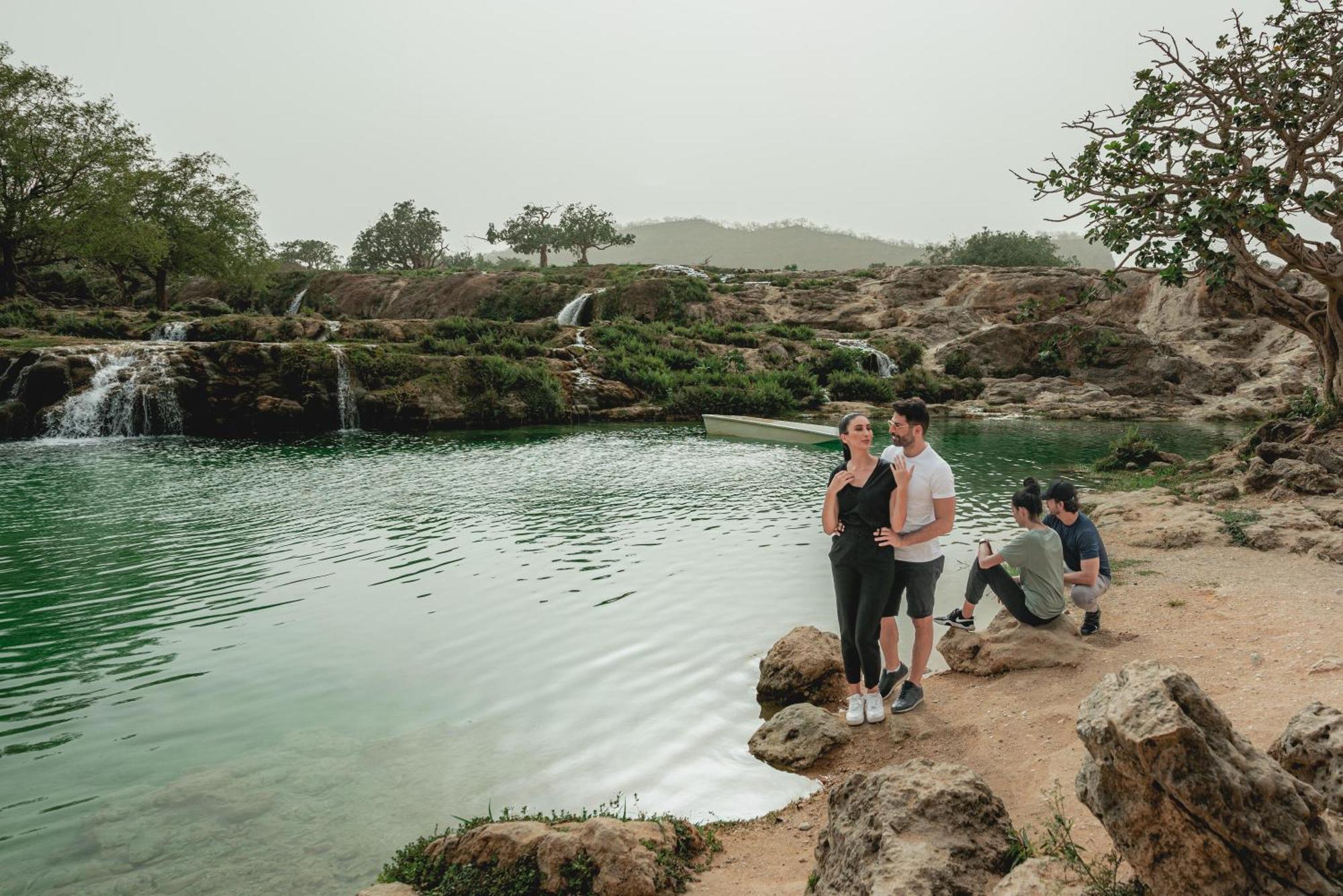 Fanar Hotel & Residences Салала Экстерьер фото Tourists at the Al-Qaraa waterfall
